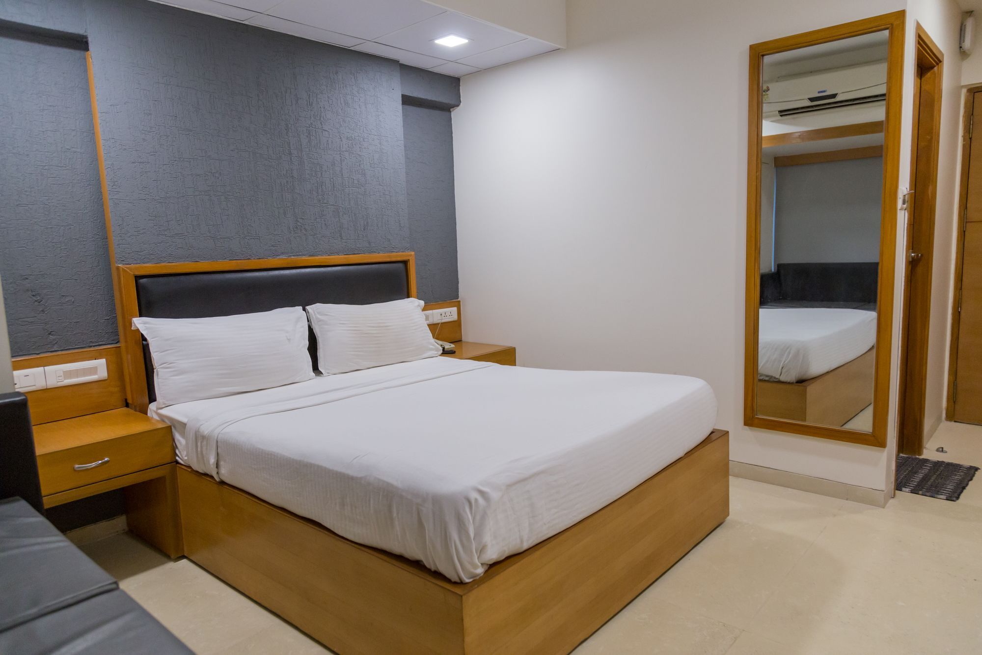 The Silver Leaf Hotel Ahmedabad Eksteriør bilde